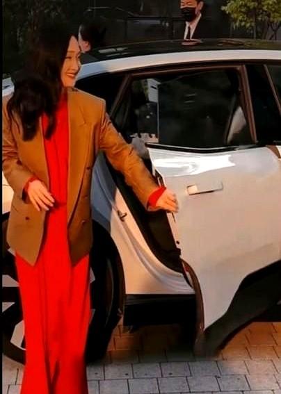 周迅那条封神的红裙，秘密全在凌晨四点的3厘米里。巴黎凌晨四点，38岁的周迅没