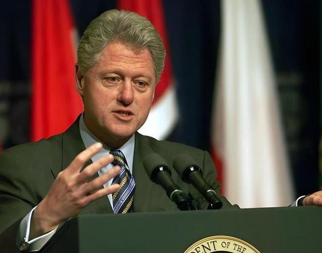 当年若是没有克林顿的一再坚持，中国加入世贸可能会更为艰难！1998年，克林顿访华