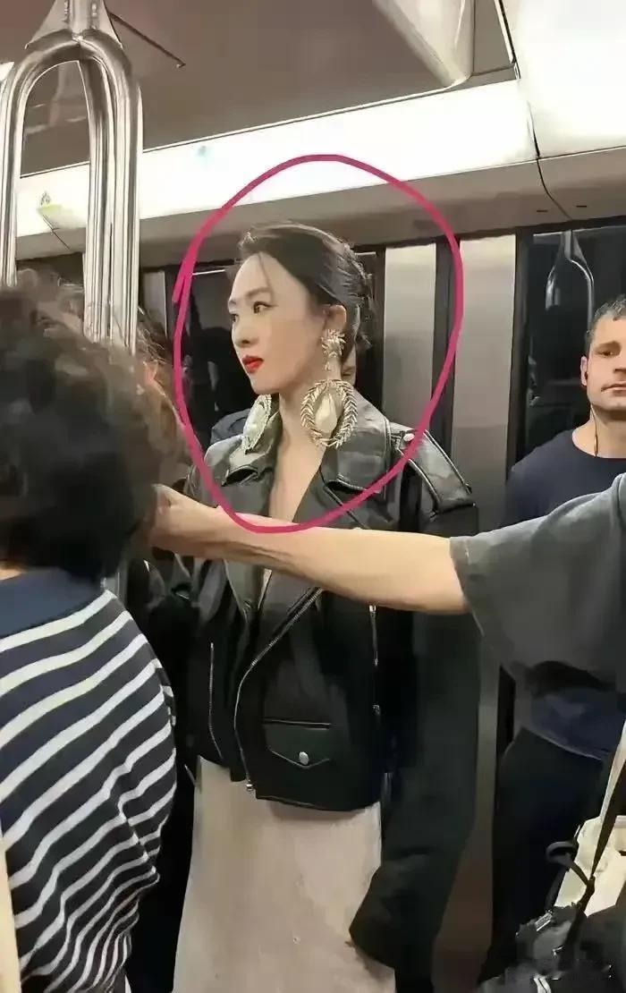 我的个妈呦！在德国法兰克福地铁一号线，直接被迎面走来的身影狠狠美到！这颜值简直