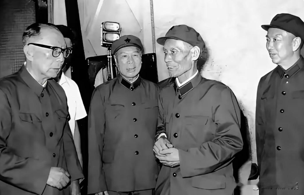 1983年6月16日，在纪念抗战胜利活动中，聂荣臻元帅和杨成武将军亲切接见了狼牙