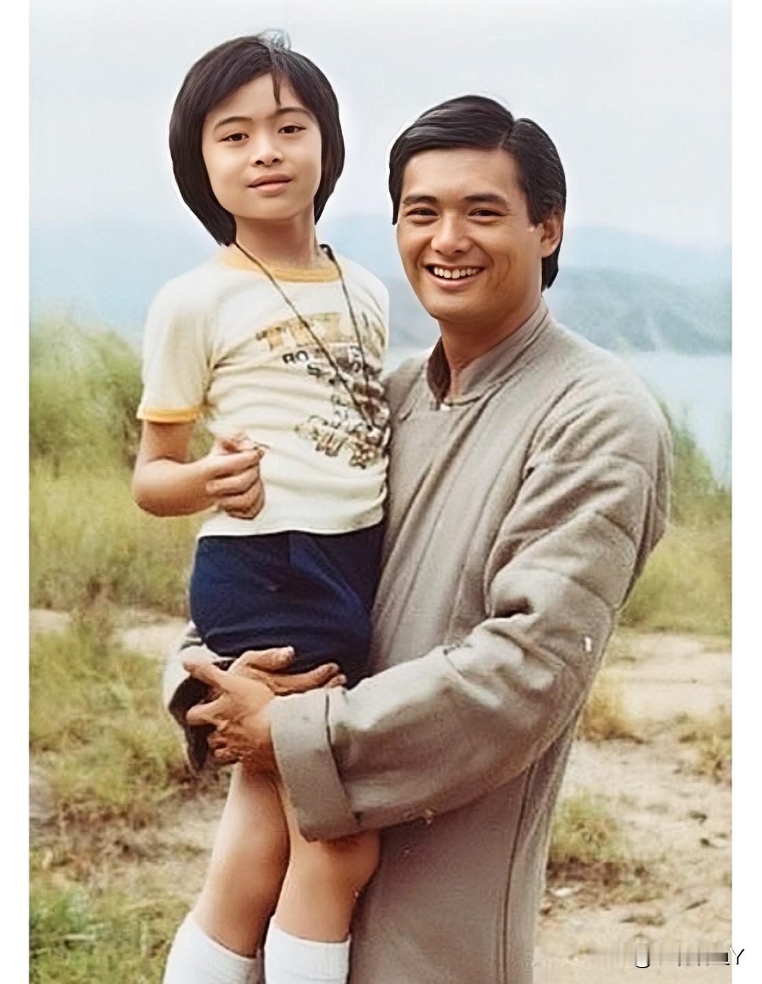 这是樊少皇童年时期与周润发的一张合影老照片，拍摄于1982年。那时，樊少皇9岁，