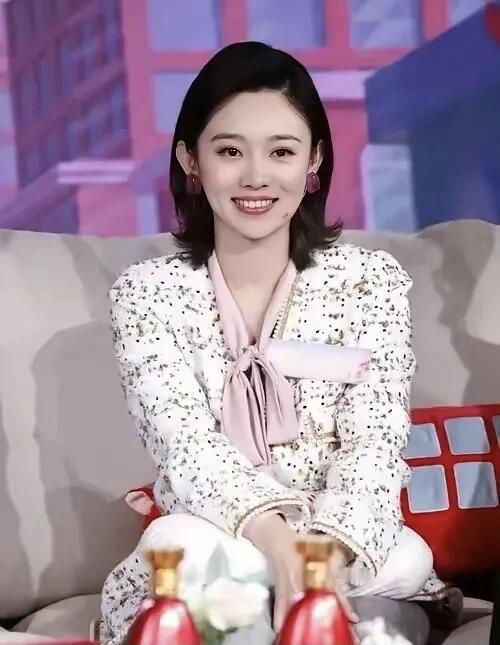 这是央视近年来真正一位才貌双全的美女主持人，标准的脸型，完美的形象，可惜她没有怎