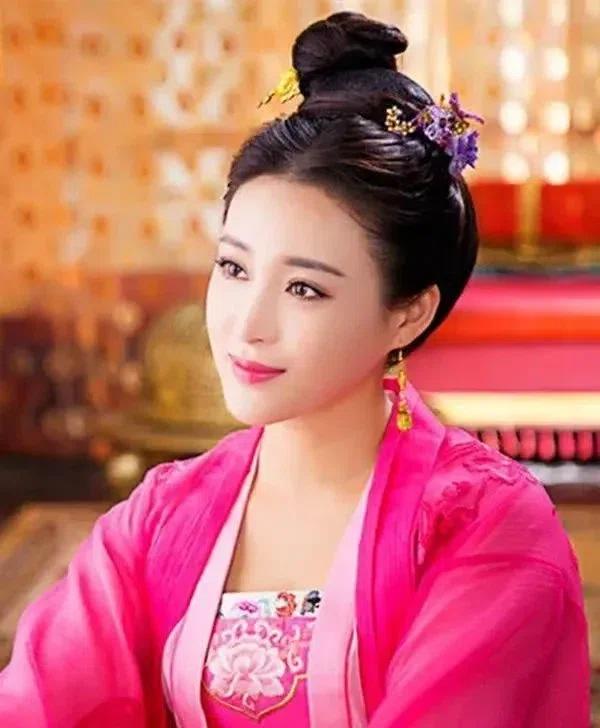 一天，宋太宗询问太子乳母：“太子最近脸色不好，他身边都有谁？”乳母将实情相告。