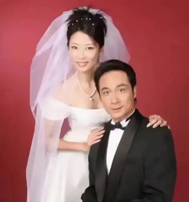 吴镇宇妻子罕见露面，吴镇宇和王丽萍真是娱乐圈低调的夫妻，王丽萍结婚后真的就成为了
