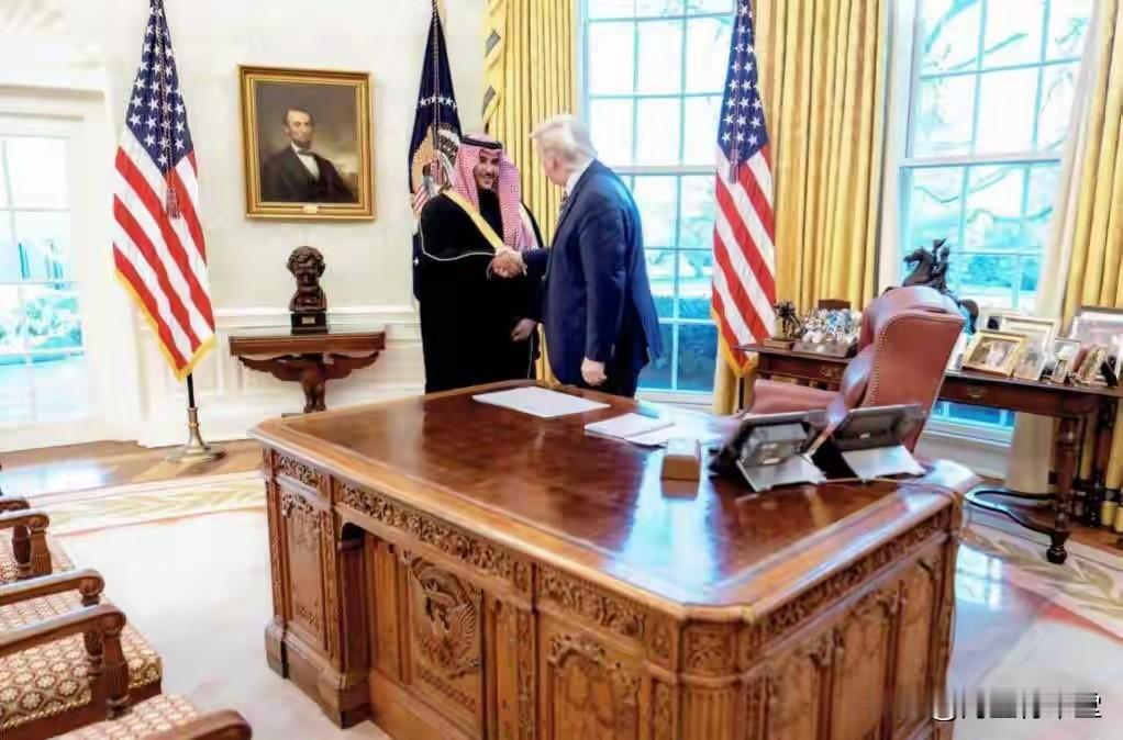 沙美：王储不知所措美媒炒作，白宫出现惊艳一幕，特朗普总统会见沙特王储萨勒曼，