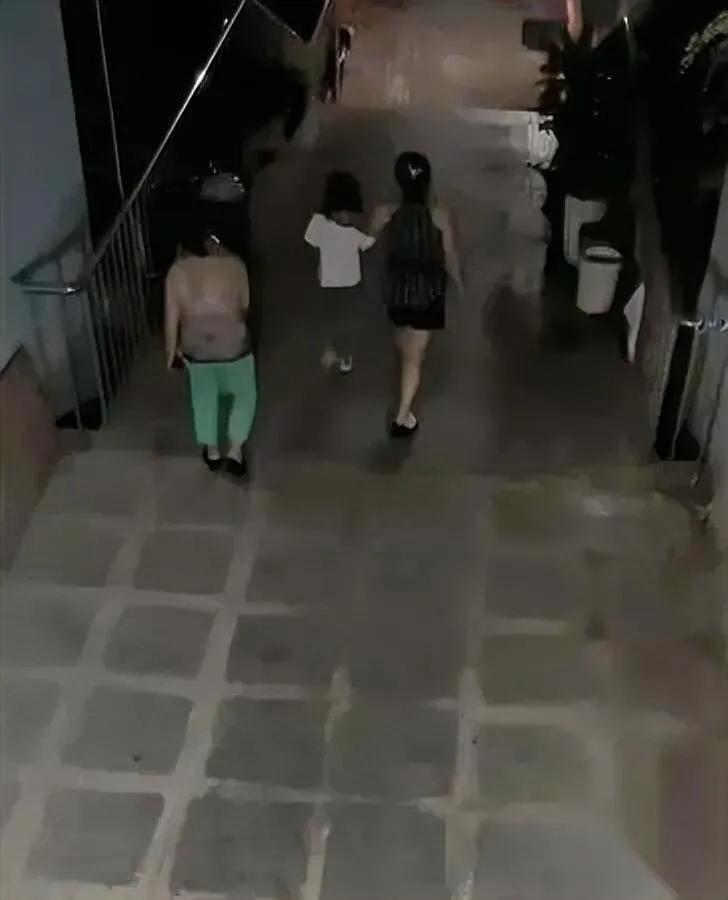 7岁女孩中秋夜没回家不是不想回是爸爸再也没法给她开门了那天她去同学家