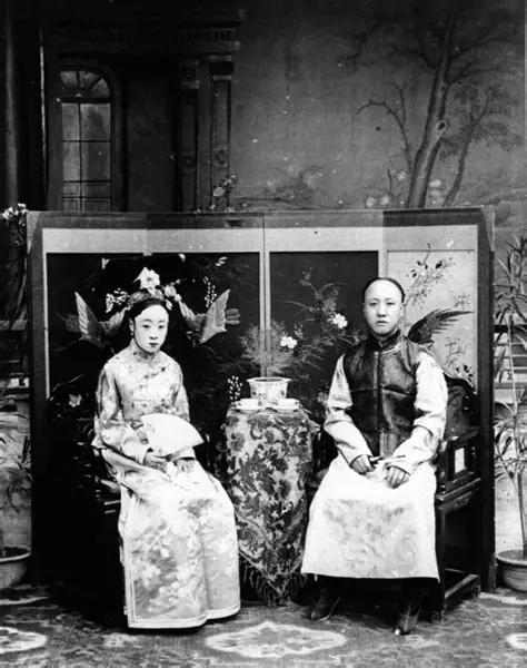 1911年12月6日，载沣辞去摄政王职位，回到醇王府，年仅28岁。走进大门，他对