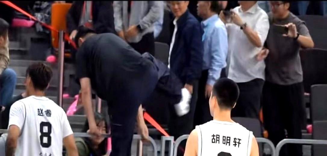 一场比赛，杜锋居然跨栏庆祝，这不是偶像剧，是广东男篮在全运会的冲刺瞬间。他跨