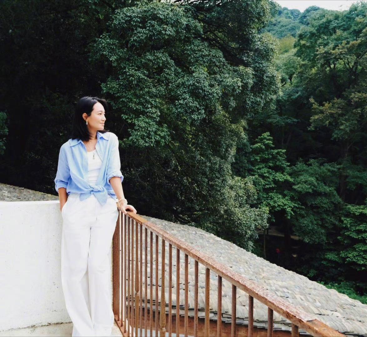 秋天穿搭：中年女人怎样穿蓝色条纹衬衫？不懂的，可以学朱丹这样穿，时尚又减龄……