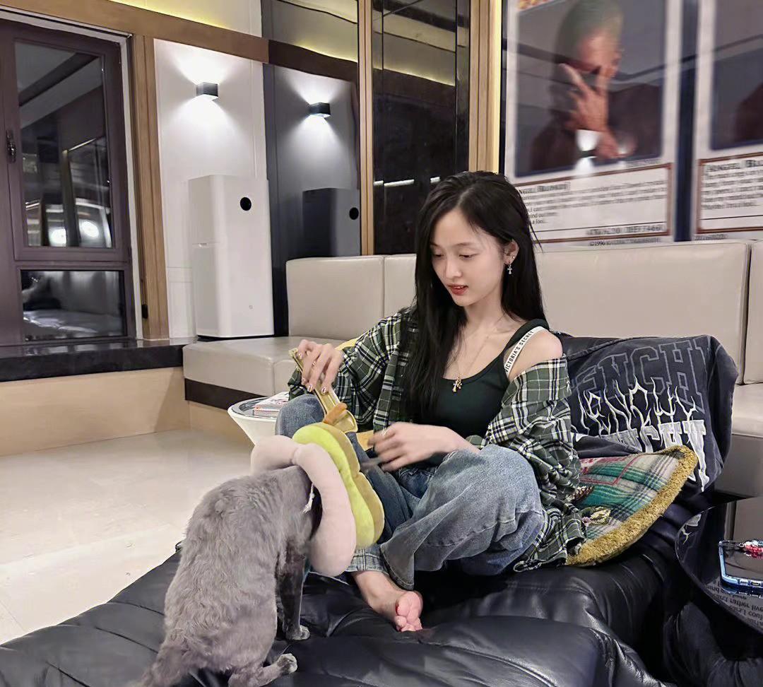 吴宣仪，166cm，撸猫。