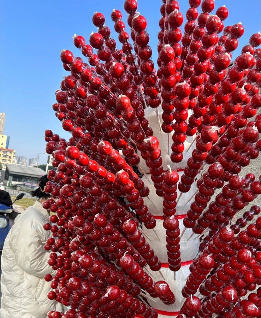  糖葫芦不愧是国民年货天花板，现在连外国人都抢着当新年标配！红红火火颜值高，味道