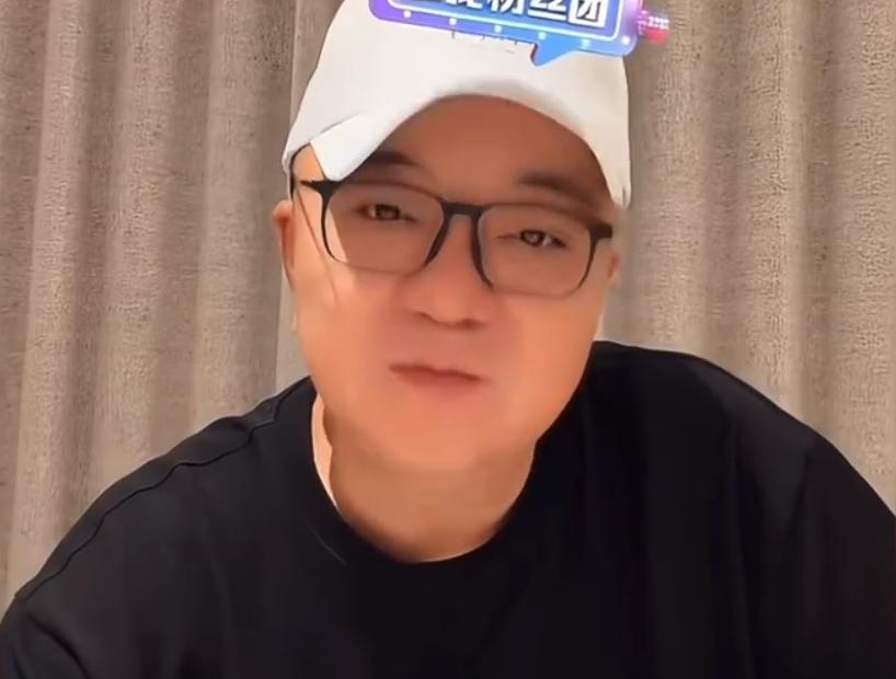 足球人董路的直播言论又引发了争议，起因是最近在苏州举办的2034杯青少年足球赛，