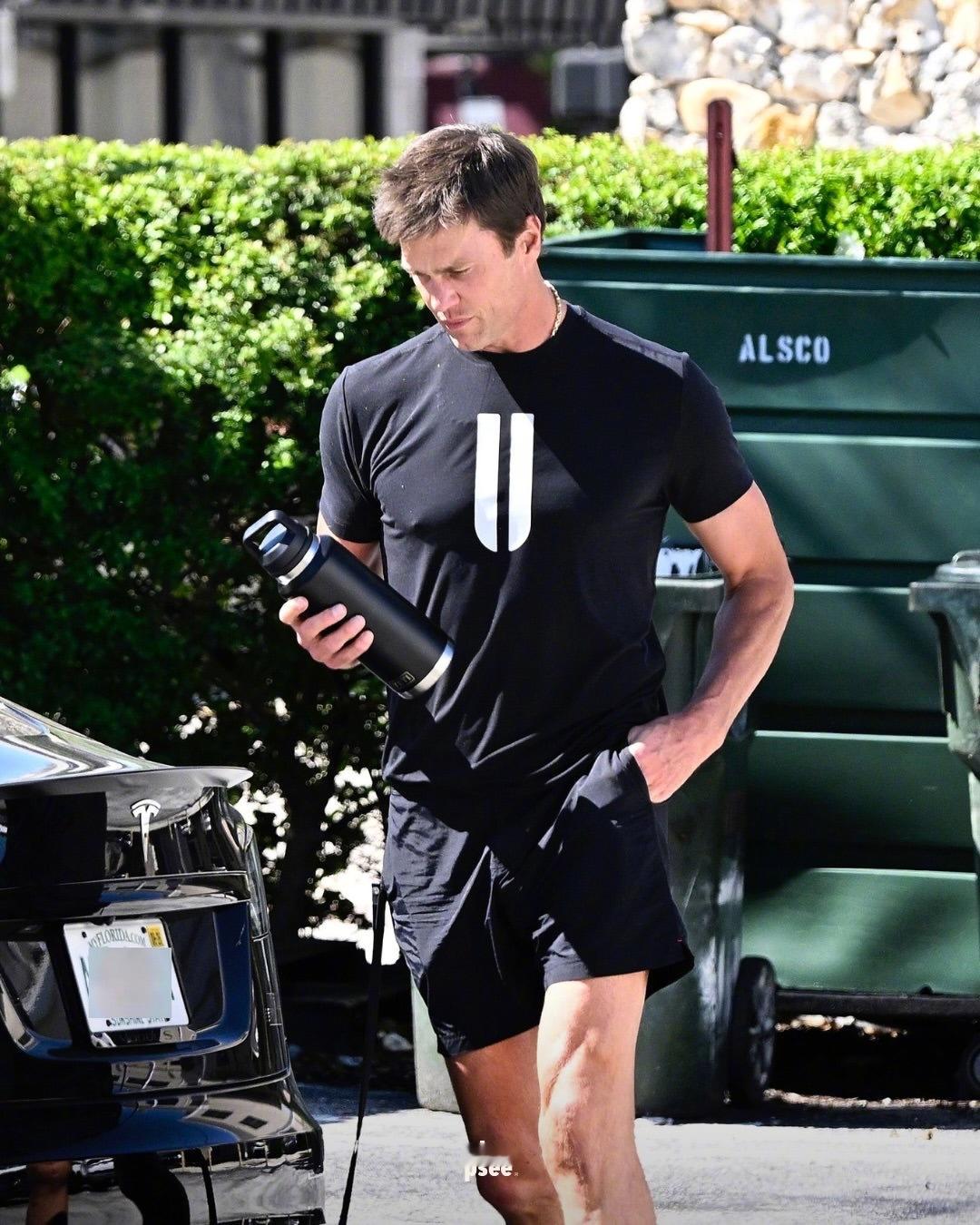 运动员就是不一样啊，退役后只要保持运动，认真管理身材，就比同龄人看上去年轻不少！