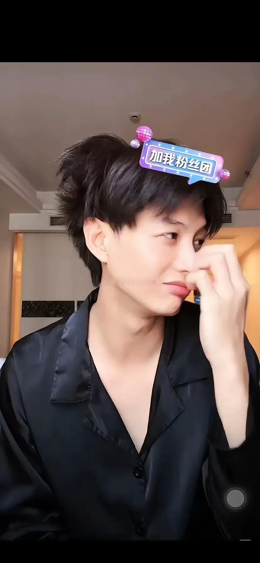 怼天怼地怼粉丝的何健麒，在家里竟然是个乖宝宝，赚的钱都会交给妈妈保管，哪怕有人说