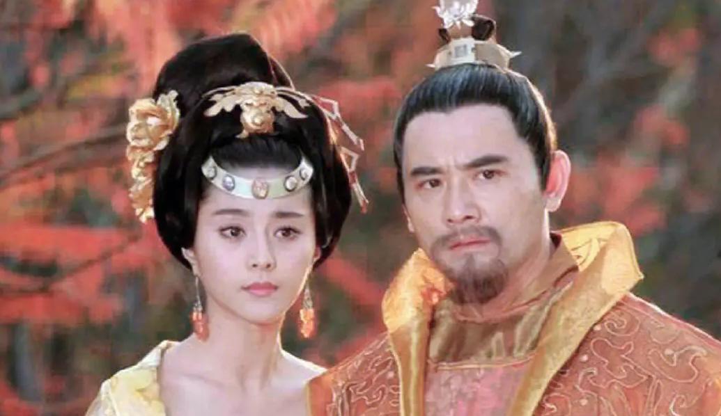 公元756年，杨贵妃香消玉殒，草草掩埋。一年后，唐玄宗下令重新安葬爱妃，