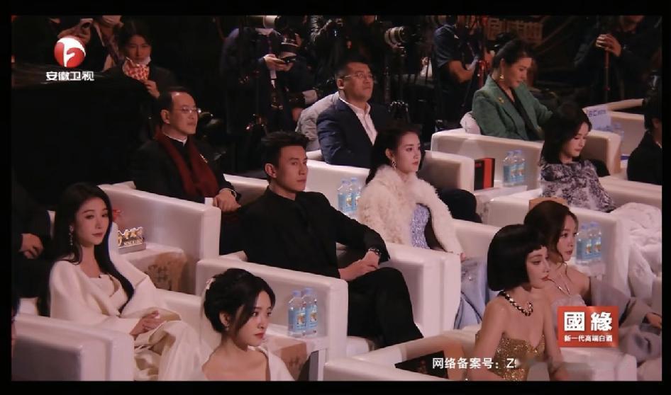 不得不说，沈月美得有点突出。哈哈哈哈哈，他们俩真的火了啊！导播一直切他俩镜