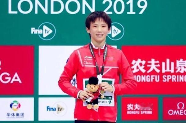 跳水赛场再现金牌名场面！陈芋汐用教科书级的表现重现“水花消失术”，堪称视觉盛宴！