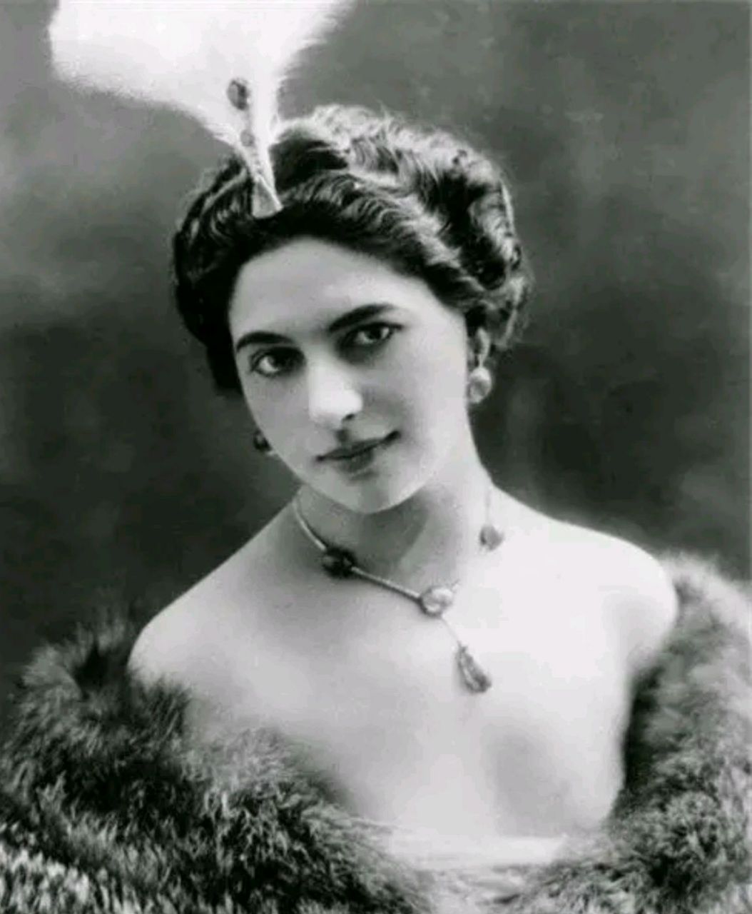 割下她的头颅，送进博物馆。1917年，一位美丽的女子面带微笑，在巴黎郊外被执行死