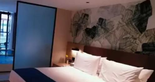 湖南，一对情侣去酒店开房，半夜睡觉时，两人都是一丝不挂。不料，凌晨房门却被人刷卡