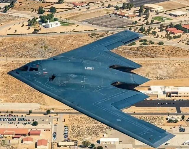 中国能打下B-2吗？美国B-2轰炸机，能神不知鬼不觉的打完伊朗，又飞