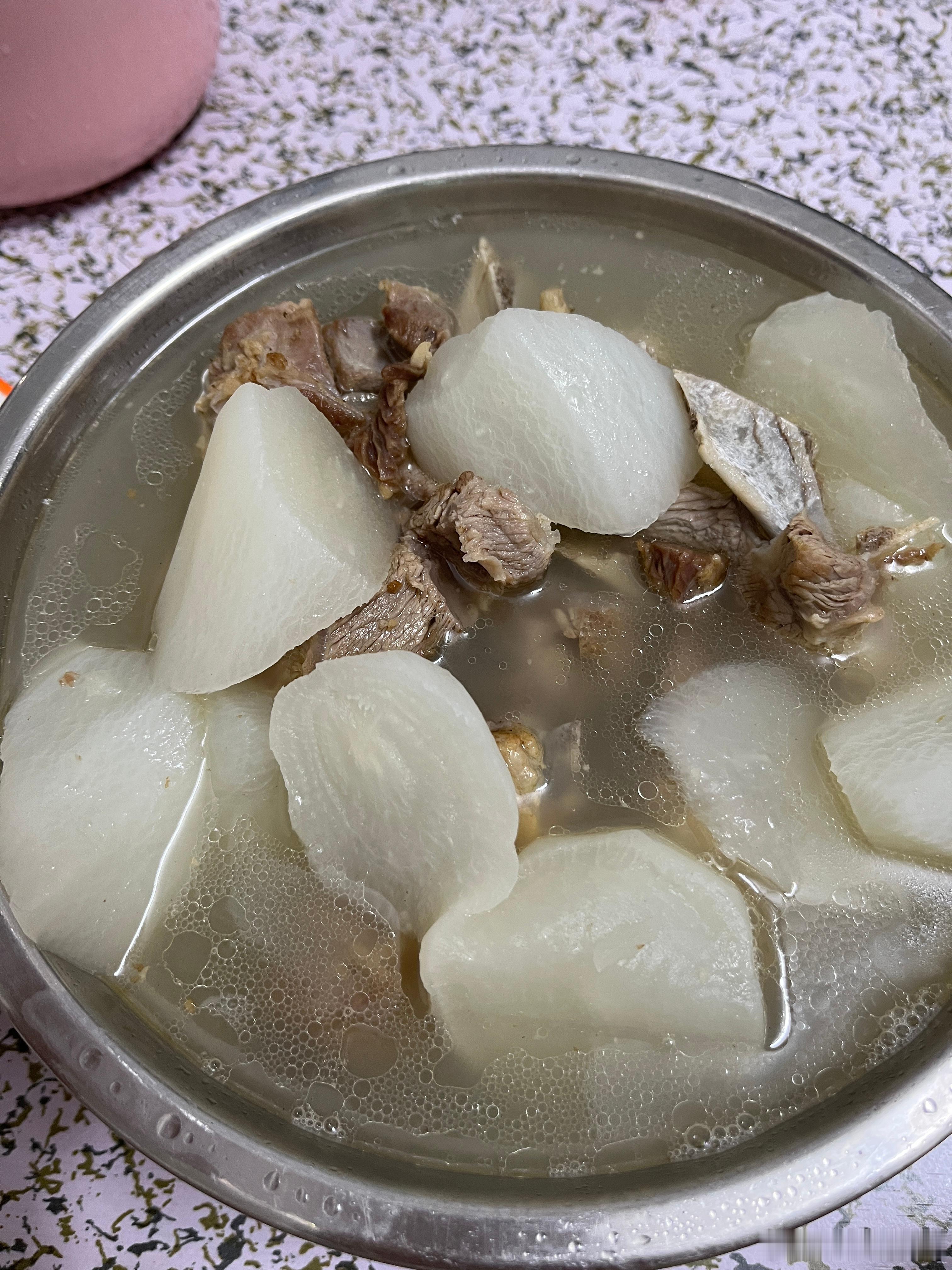 吃饭了，羊肉炖萝卜，女儿说不敢吃，我也吃不来，有股膻味，留给细狗吃。人家怎么那么