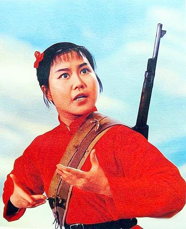 1988年，“小常宝”齐淑芳带领30名演员留美不归，背叛祖国抛弃丈夫，并恶狠狠对