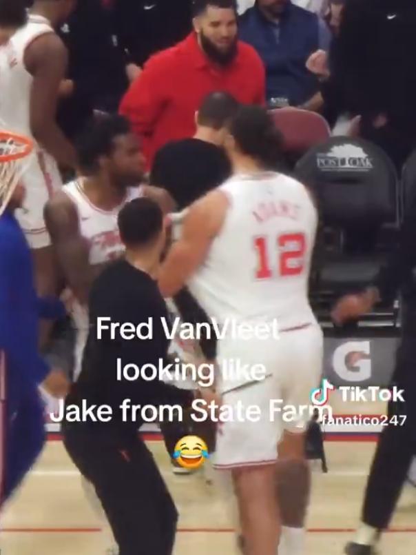 伊森昨日疑似和海王冲突！两人互相拉拽！火箭队友一脸懵…昨日第三节结束，伊