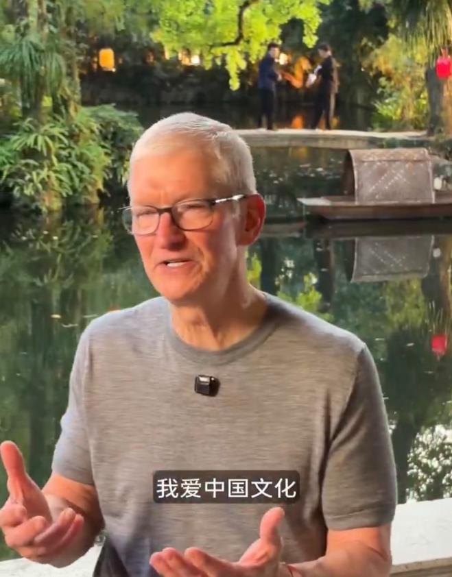 卸任苹果CEO仅仅一个月，蒂姆·库克就出现在了广州兰圃公园的绿荫小桥旁。