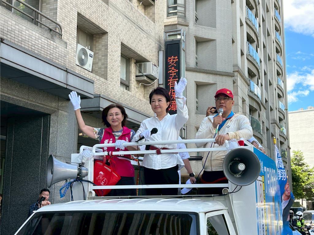 台中市有罢免投开票所设在空地、车库和葬仪社等，引发民众讨论，卓荣泰24日在会议中