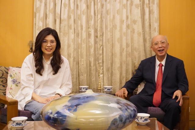 “两岸绝不能动武！”吴伯雄期许郑丽文访问大陆一定要成功中国国民党主席郑丽文7日