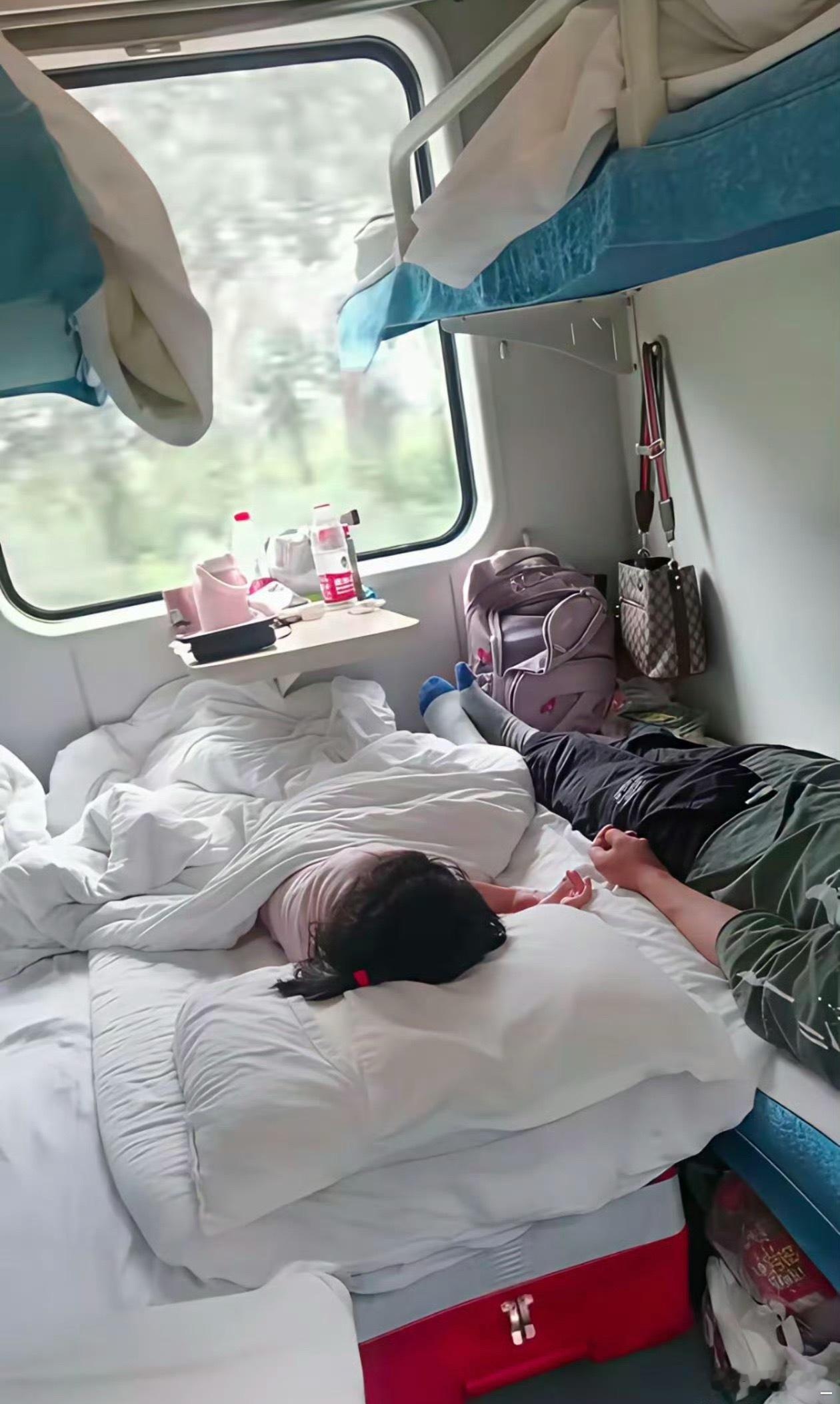 在火车上睡成这样合适吗？让别人怎么下床…