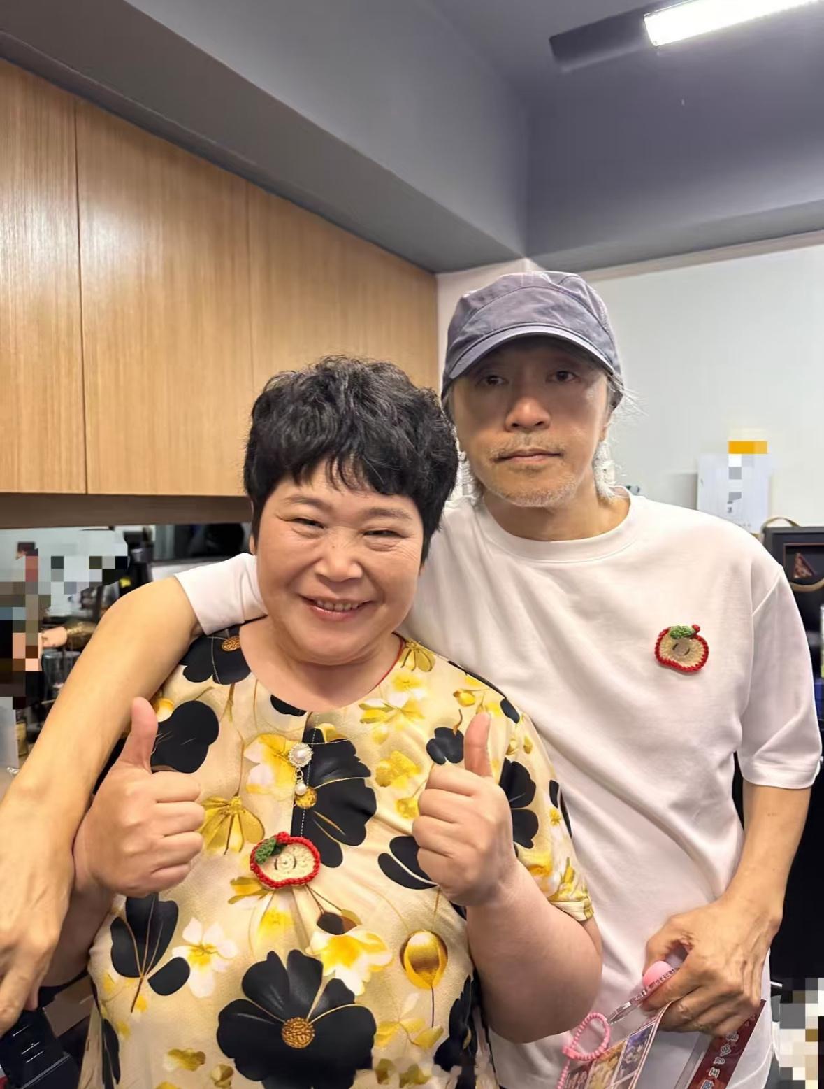 房主任和周星驰的合照“人这一生啊，你也不知道走着走着会走到谁的身边”那就向前走吧