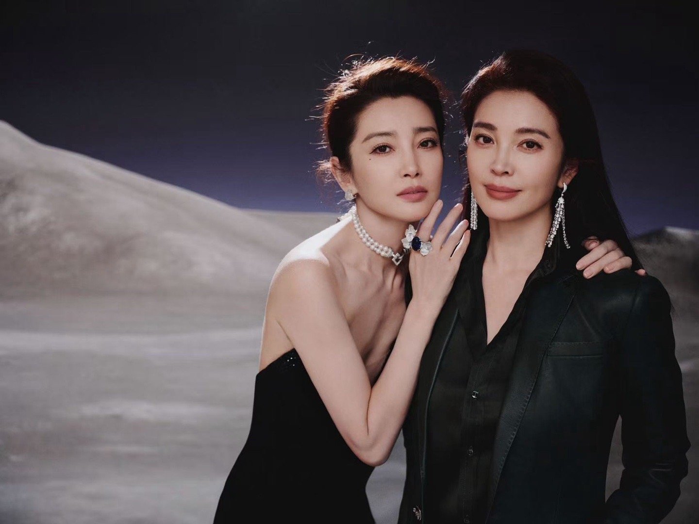 李冰冰晒和妹妹李雪合照看到合照的第一反应就是，这也太像了吧。姐妹俩的眉眼和神态，