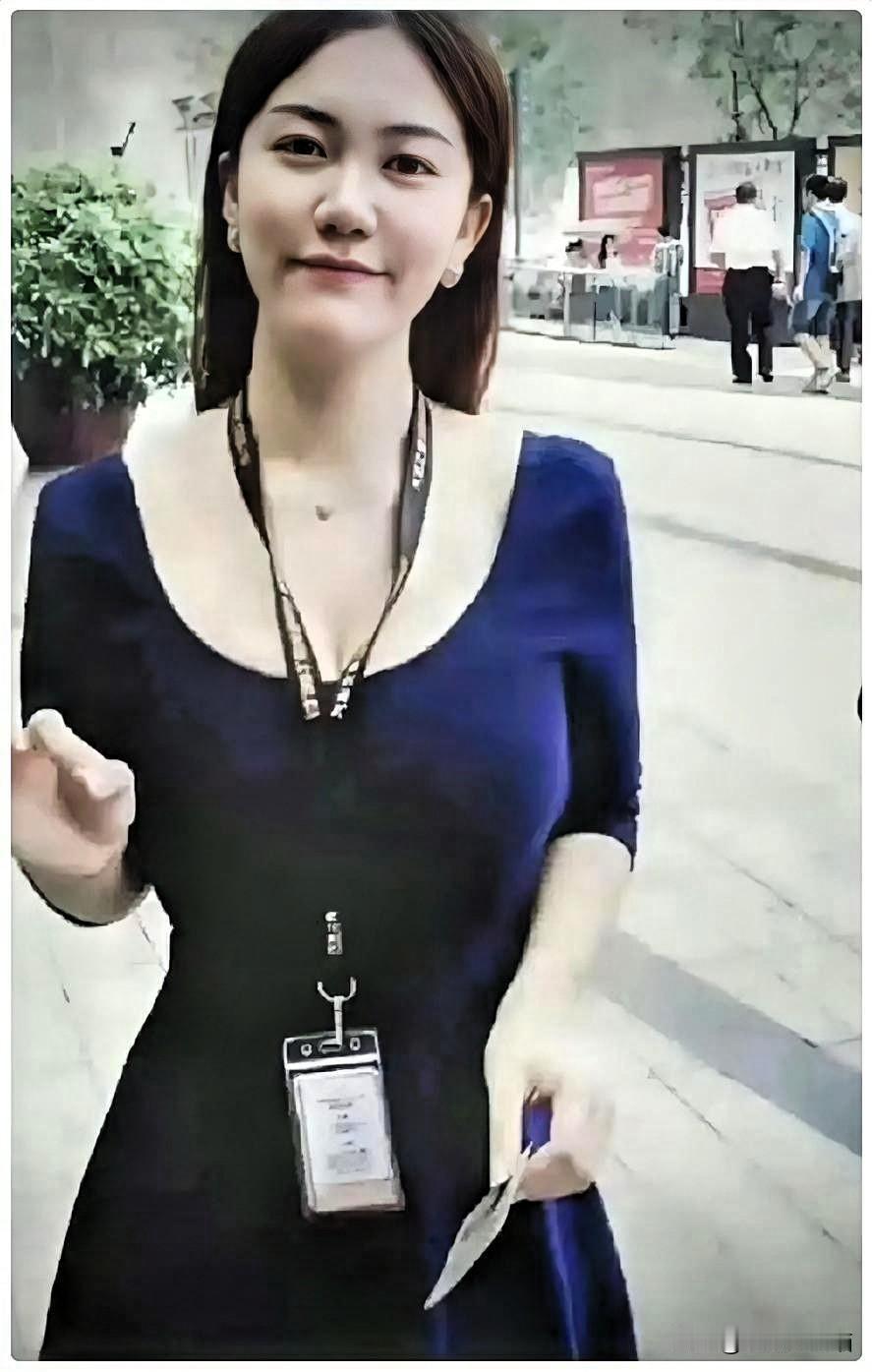 我同学在北京偶遇过徐萌，他说我们都被徐萌的外表蒙蔽了，他跟我说了一句话，直接