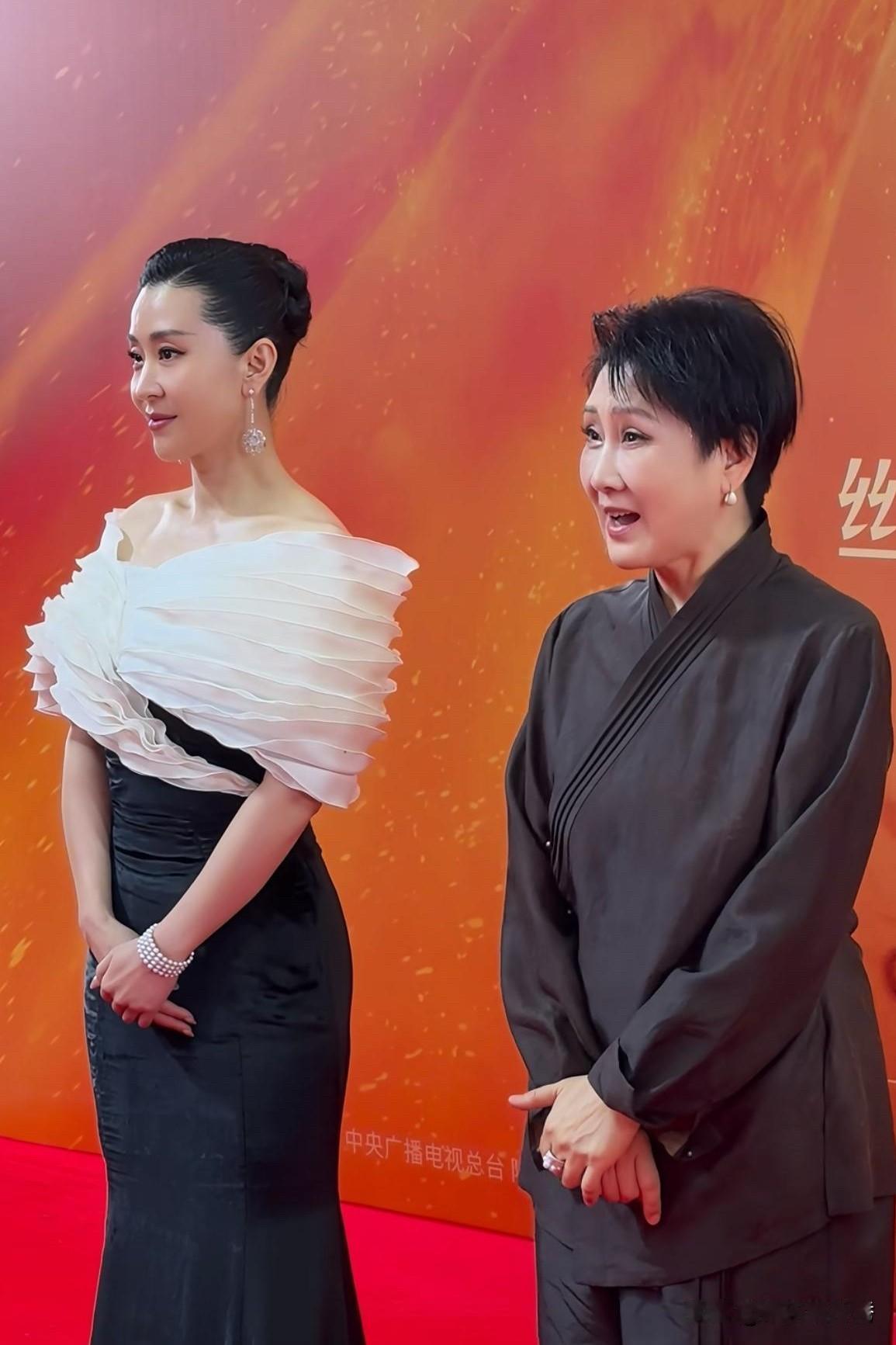 张凯丽真是“优雅女神”，旁边的这位穿的很华丽，气质上“失算”了！过了30多年