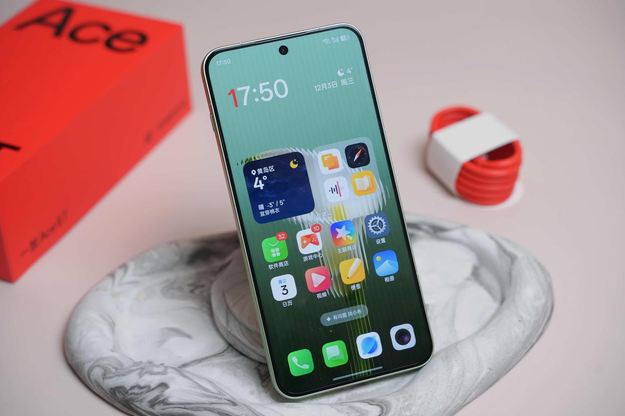 一加Ace6T「掠影绿」开箱，淡淡的绿色给人感觉特别清爽，一贯的家族设计，简