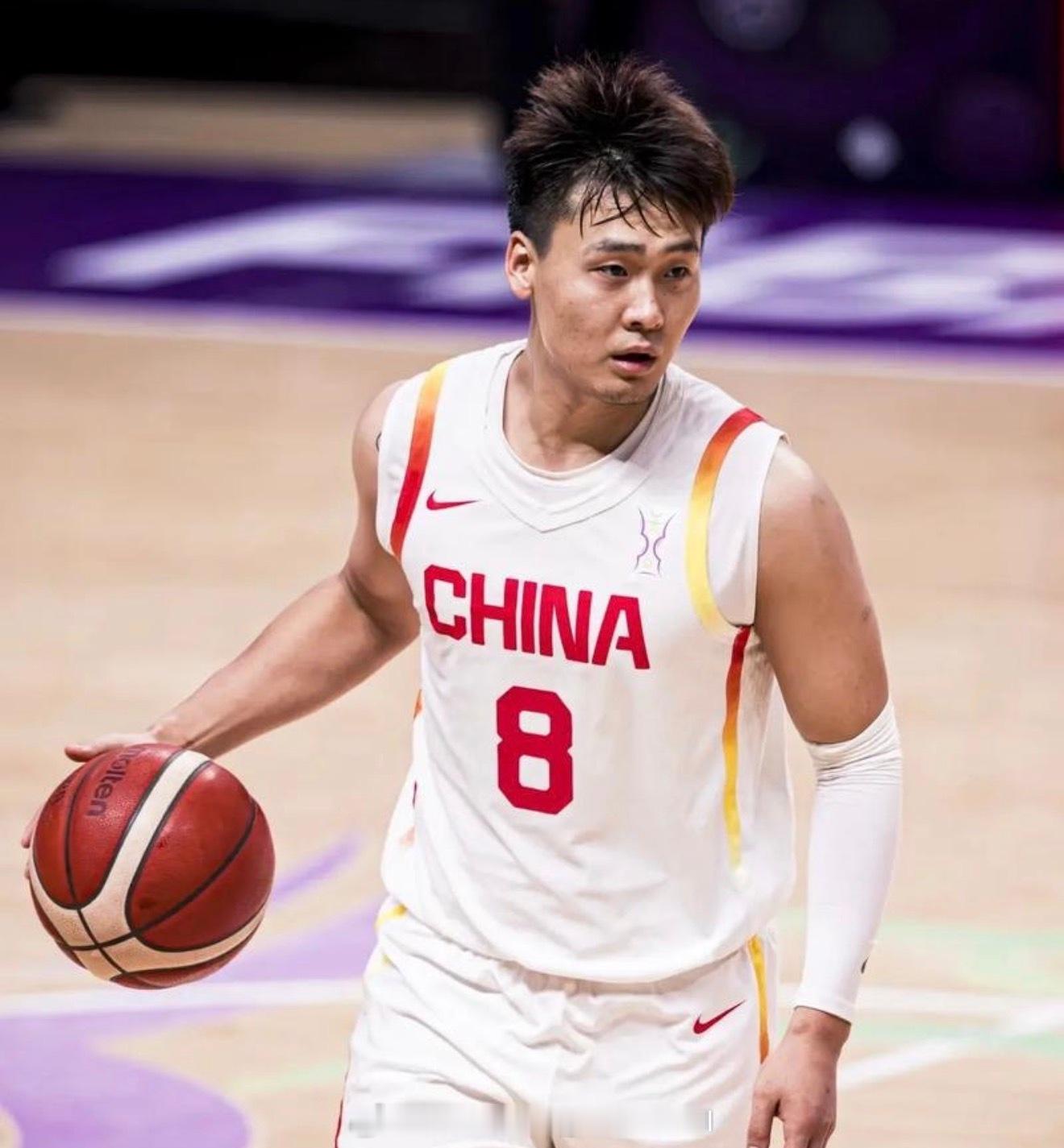 距离对阵日本男篮的比赛还有不到一个月的时间，中国男篮队长赵睿和周琦还没有回归集训