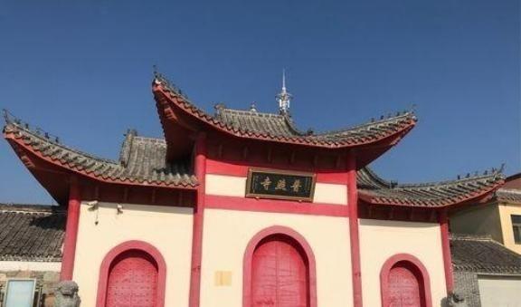 1937年，日军闯进普照寺，将躲在那里的女孩一一糟蹋后，竟让和尚与这些女孩“玩一