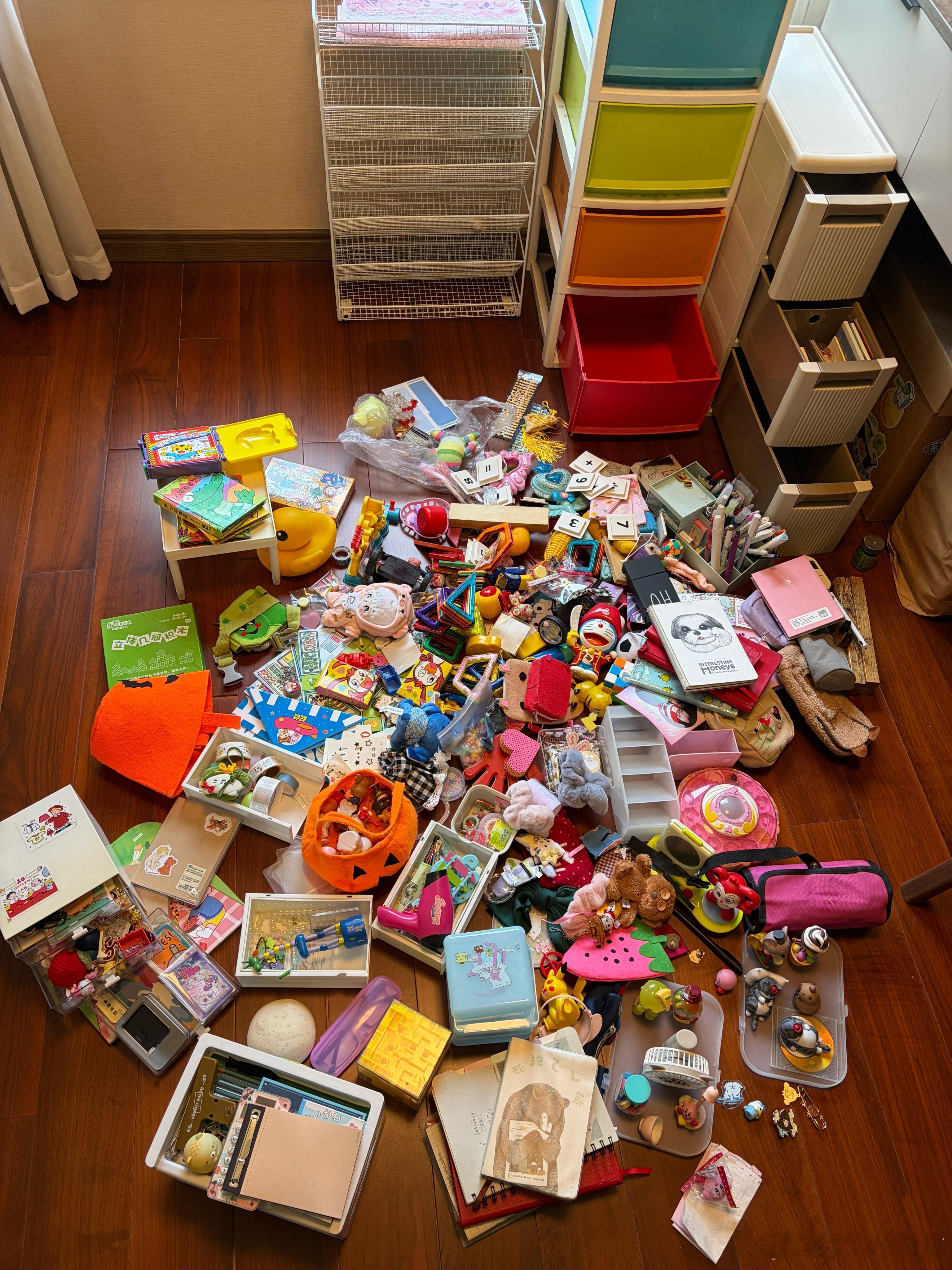 闲来无事，把👧两个收纳箱里的小玩意翻出来，准备好好整理一下，晚点看成果。