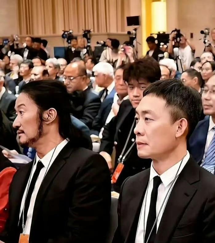 网友A：哎，你有没有发现，吴京和张译的长相好像都有点变了呢。网友B：是啊，我