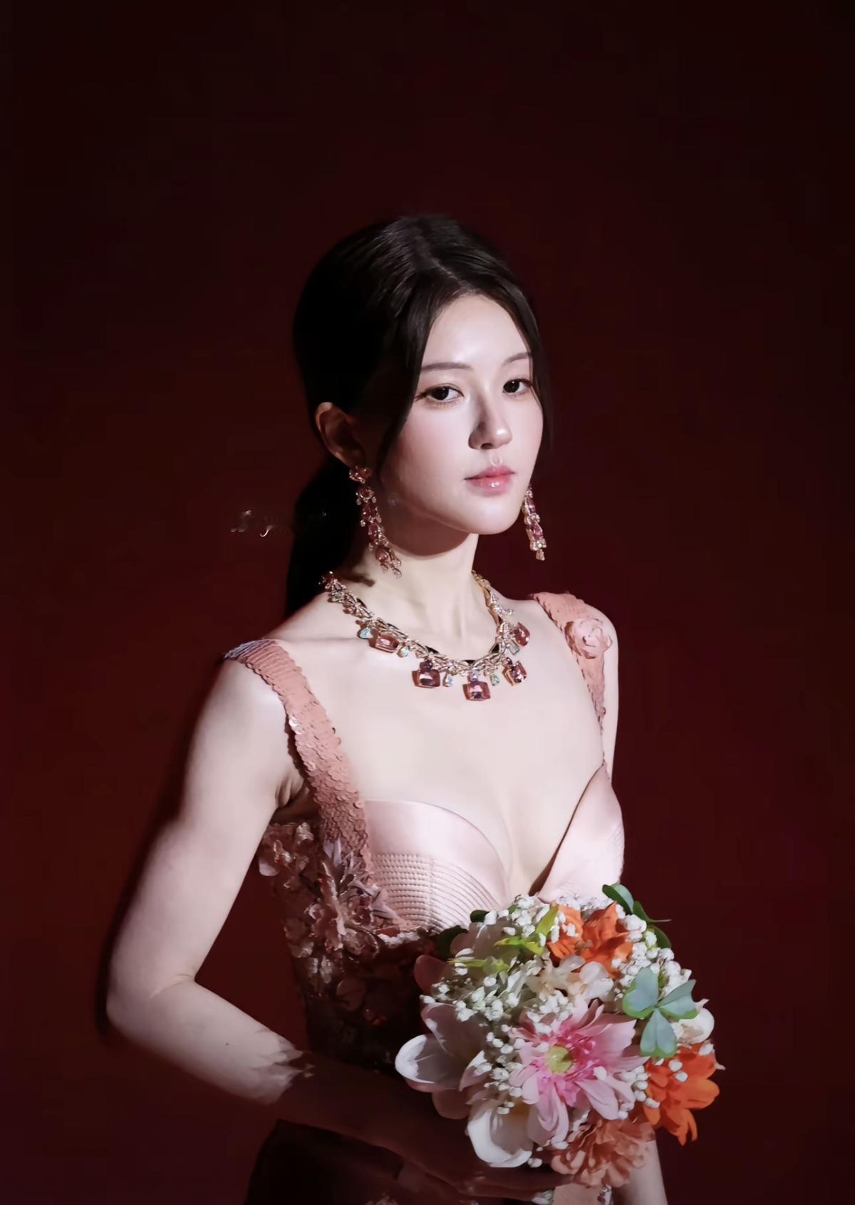 天啦，我就说今天的珠宝闪的有点过分[害羞]配露丝更美了，粉粉的美人[害羞]美萌女