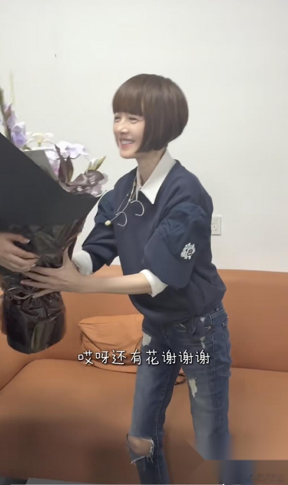 6月12日是鲁豫56岁生日，她真是老了，眼袋很重，眼角的鱼尾纹也特别多，老了瘦成