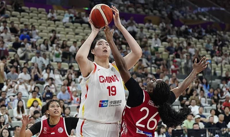 中国女篮突发！18岁主力训练紧急送医，球迷愤怒声讨！刚刷到中国女篮震撼消息：1