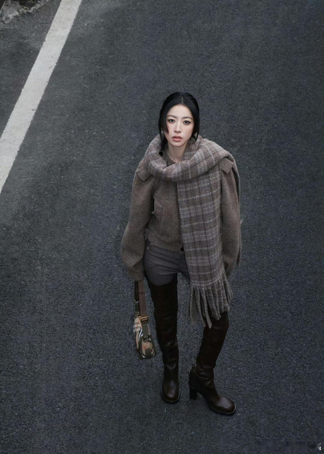 周雨彤怎么笑成这样哎呀妈呀！周雨彤笑得肩膀一耸一耸，脸上满是藏不住的喜悦，像只