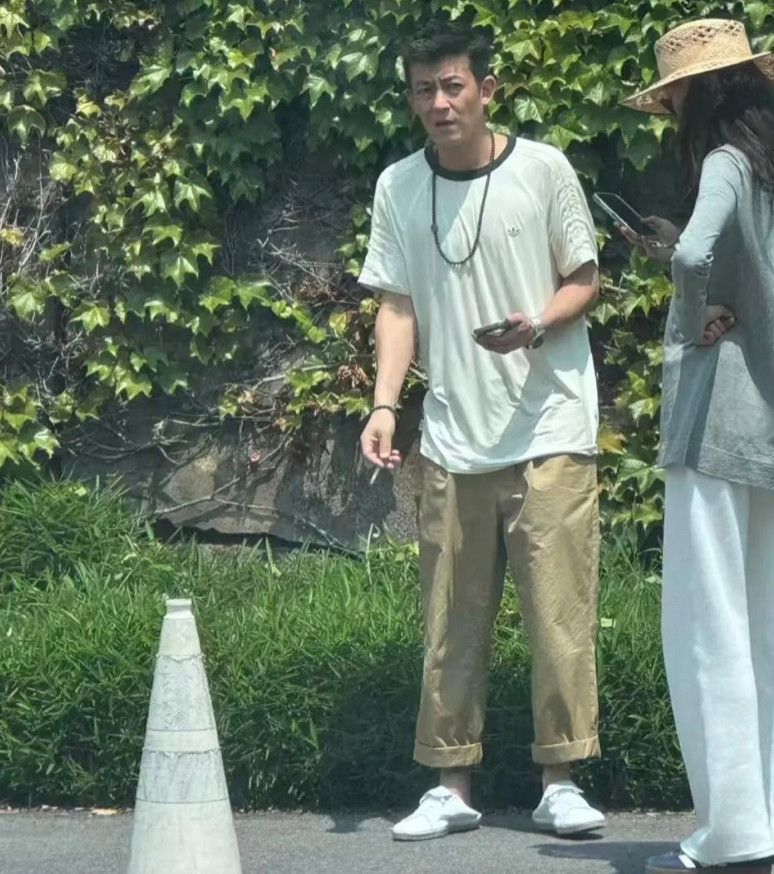 45岁陈冠希和老婆秦舒培到公园散步，他抽着烟，看起来好苍老，老人味好重啊！那