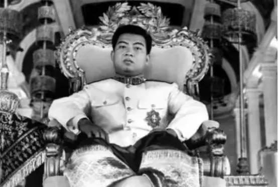 周恩来总理访问柬埔寨，西哈努克亲自担任飞行员接待，陈毅看到后为何表示这样可不行？
