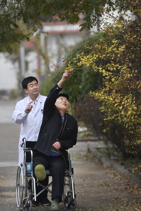 拖垮一个家，往往只需要一个病人；而撑起一个家，有时仅靠一个珍视健康的人就够了。日