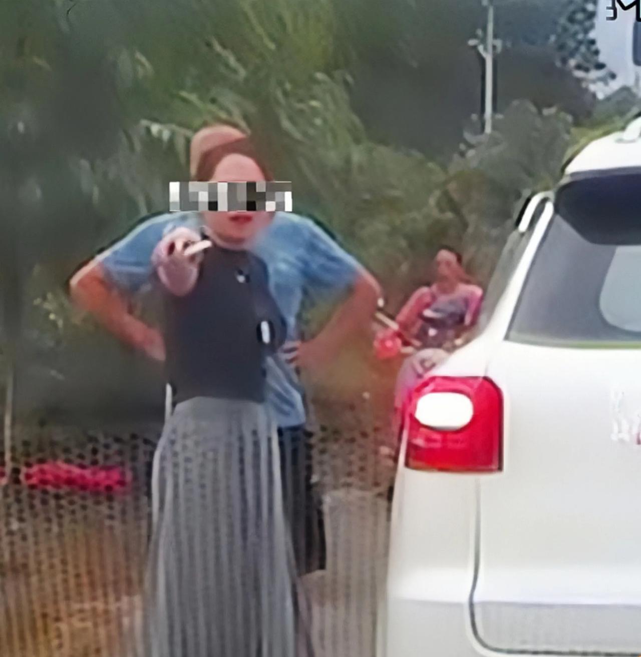 狭路相逢亮证威胁的奔驰女车主身份信息反转了，这位精准曝出陈某家庭住址姓氏，并能亮