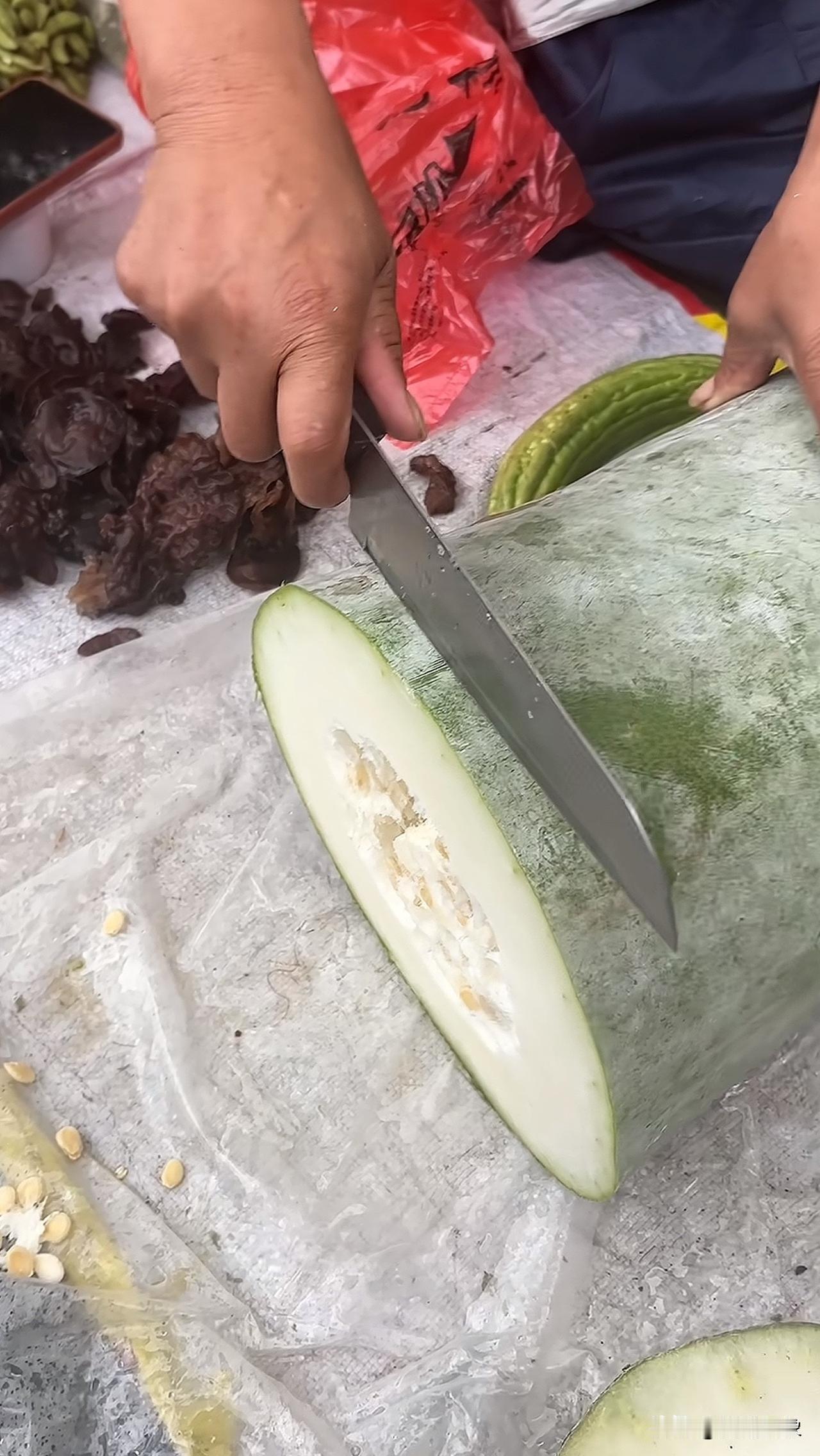 菜市场大姨给切的冬瓜，看吓不吓人[捂脸哭]菜市场