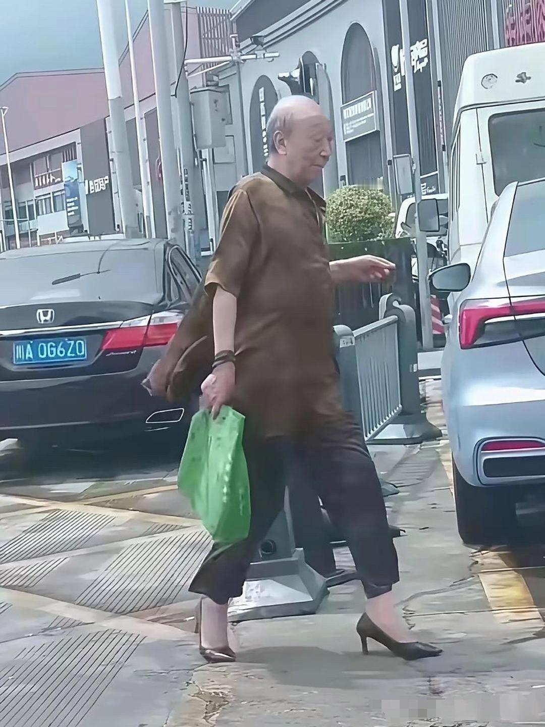 这大爷是懂得心疼媳妇的